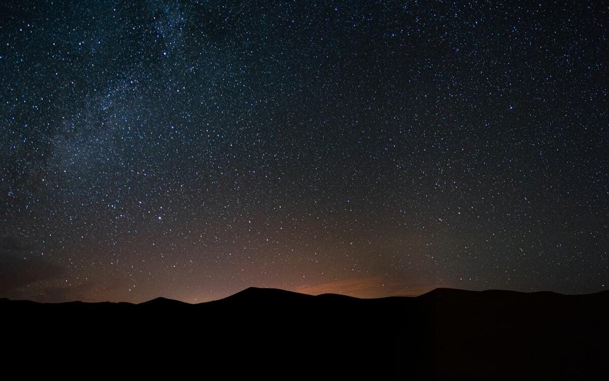 כוכבים בשמיים בלילה