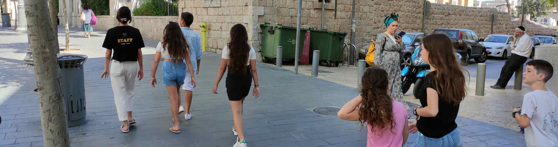 ילדות משתתפות בסיור גרפיטי בירושלים