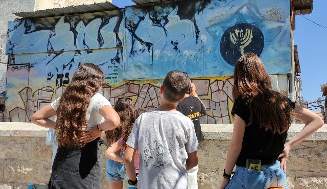 ילדים משתתפים בסיור גרפיטי בירושלים