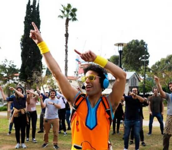 מפעיל ריקודים במסיבת רחוב בחוץ תל אביב