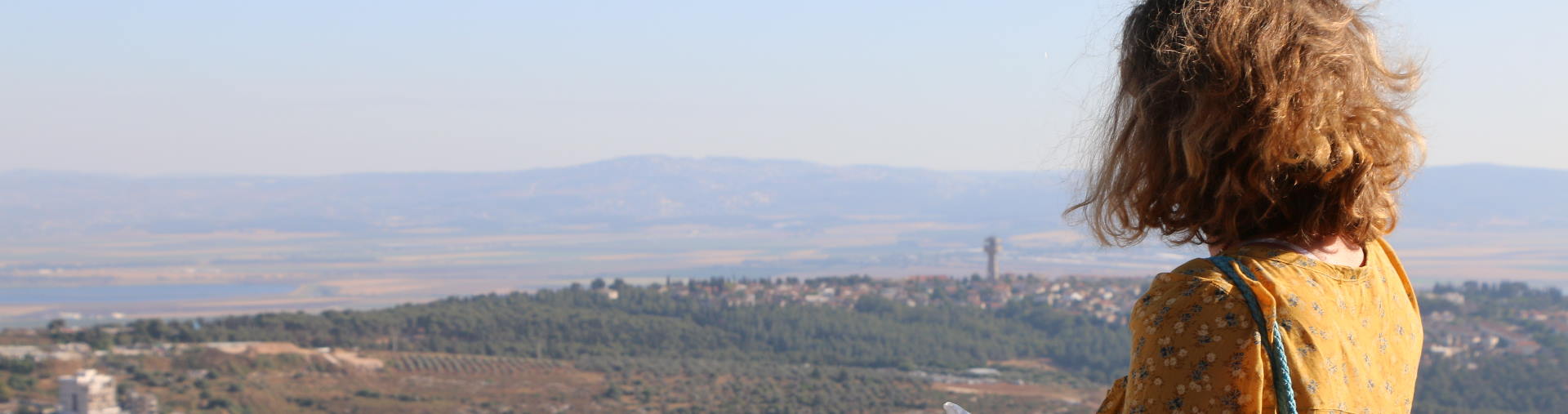 משקיפה אל הנוף סיור יפיע לחורש