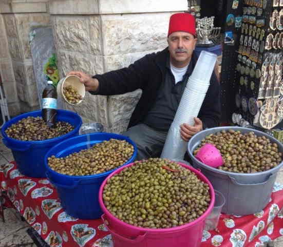 מוכר זיתים בשוק בנצרת