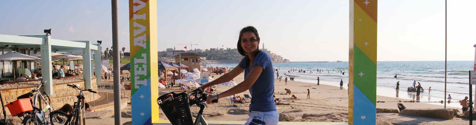 משתתפת בסיור אופניים בתל אביב