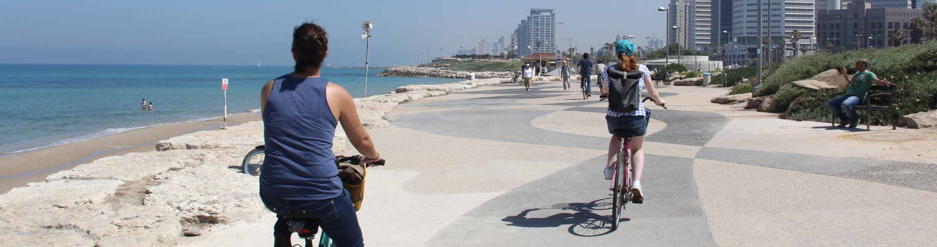 רוכבים על שפת הים בסיור אופניים בתל אביב