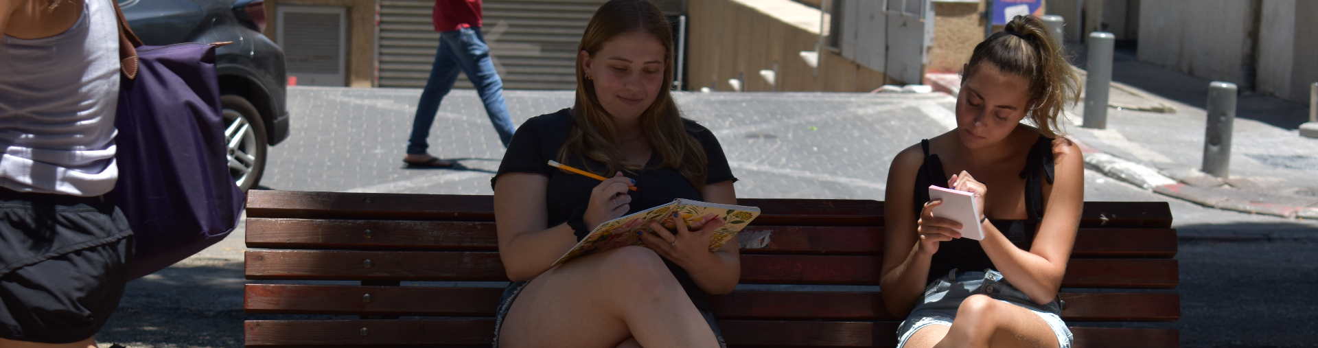 כותבות על ספסל בסיור כתיבה בתל אביב