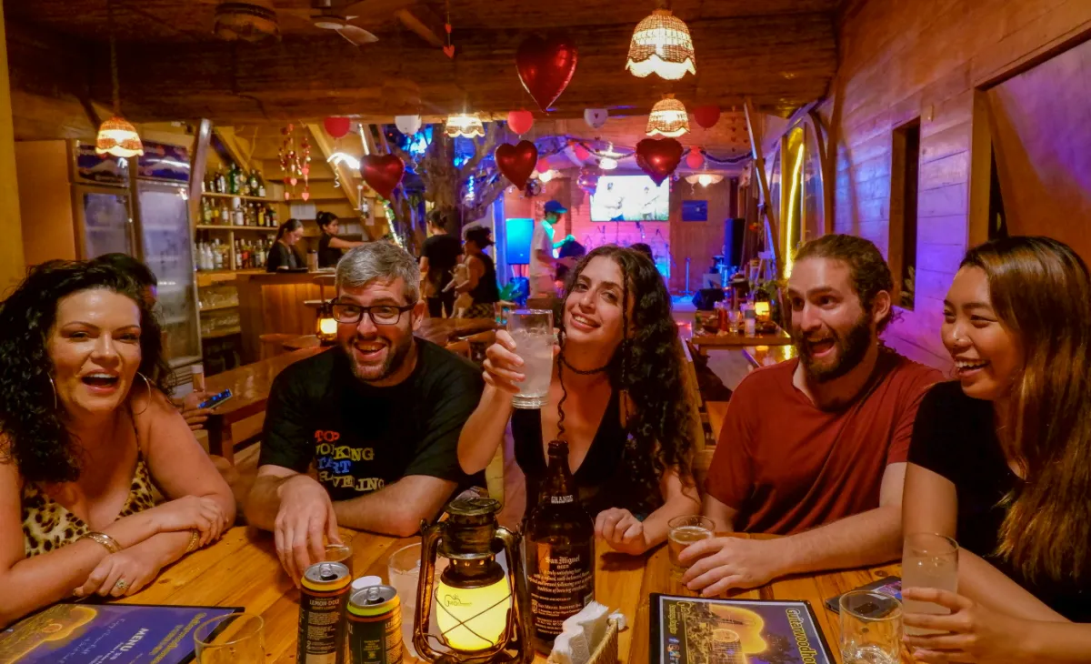 Best bars in Alona beach