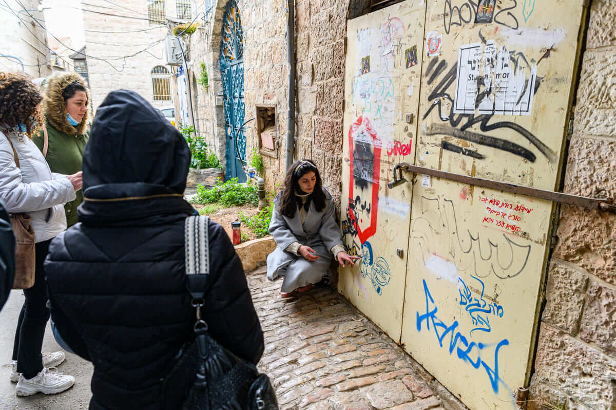 A guide explains about graffiti in Jerusalem